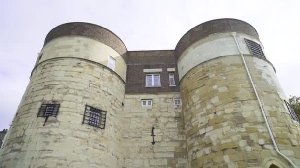 Blick von unten auf die Gefängnistürme der Festung. Handeln. Halbrunde Türme der europäischen Festung mit Platz für Gefangene sind derzeit Touristenattraktion — Stockvideo