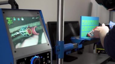 Modern kaynak ekipmanı ve fabrikadaki kaynak işlemi için bilgisayar kullanan bir mühendisi kapatın. Sahne. Endüstriyel fabrikada modern yüksek kalite kaynak makineleri.