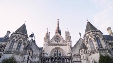 Gökyüzünün arka planında Avrupa Gotik Sarayı 'nın alt manzarası. Başla. Gotik Sarayın güzel simetrik mimarisi Avrupa 'da bir dönüm noktasıdır.