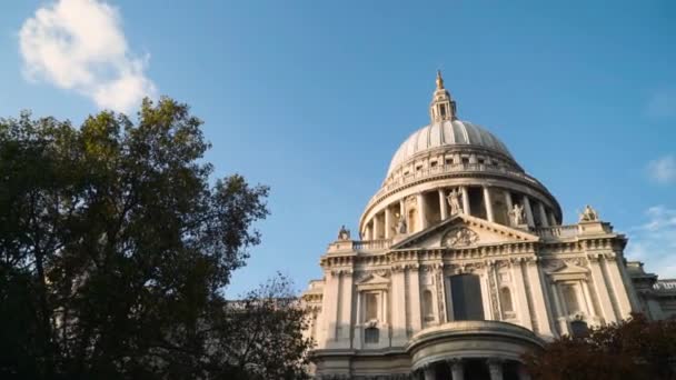 Dolní pohled na krásnou architektonickou budovu katedrály s kopulí na pozadí oblohy. Akce. Evropská historická budova s velkou kupolí v letním parku — Stock video