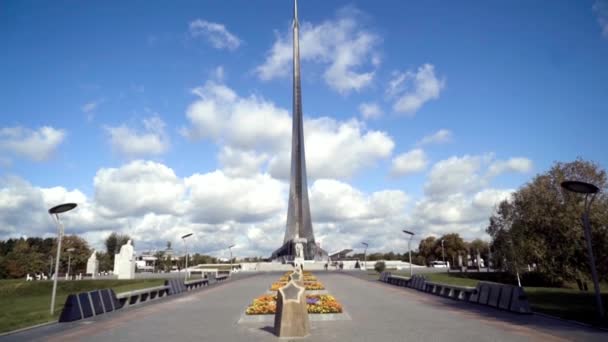 Piękny widok na pomnik z rakietą na tle błękitnego nieba. Akcja. Widok z przodu rakiety pomnik w parku w pięknej pogodzie — Wideo stockowe