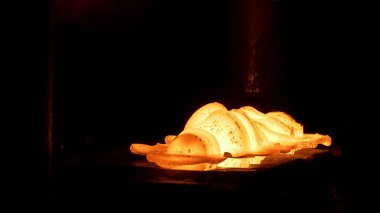 Metalurji fabrikasındaki metal işleme detaylarını kapatın. Sahne. Sıcak atölyedeki bir fırının içindeki metal parçalarının üretimi..