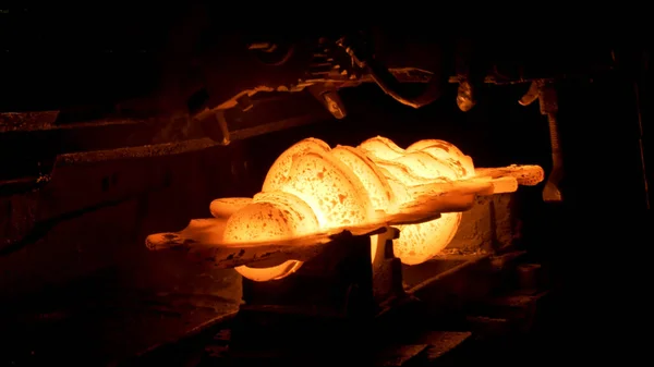 Demirhane atölyesinde endüstriyel fırında yüksek sıcaklıkta çelik söndürme. Sahne. Soğutma, ısıtma, demircilik ve metal endüstrisi, çelik üretimi..