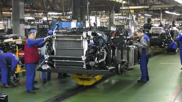 Russia - Moscow 15 March 2020: View inside of the car assembling plant and workers at the production line. Scene. Industrial workshop and assembly line for the production of commecical and military — Stock Video