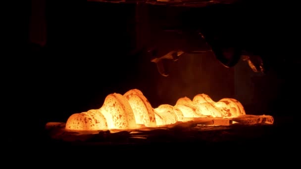 Apagamiento de acero a alta temperatura en horno industrial en el taller de una planta de forja. Escena. Proceso de enfriamiento, tratamiento térmico, herrería e industria metalúrgica, siderurgia . — Vídeos de Stock