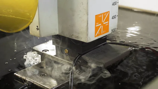Die Wasserstrahlmaschine schneidet die Aluminiumplatte. Szene. Die moderne Technologie des Blechbearbeitungsprozesses mit Hochdruck-Wasserstrahlmaschine. — Stockfoto