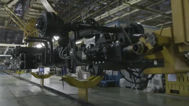 Produktionsprozess schwerer Bergbaulastwagen in der Fabrik. Szene. Muldenkipper-Getriebe auf dem Förderband in der Werkstatt eines Automobilwerks. — Stockvideo