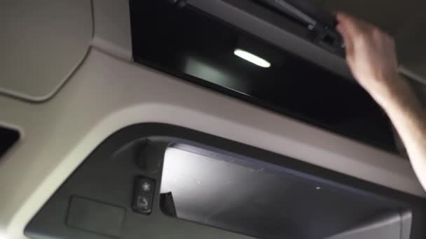 Close-up de uma cabine de caminhão moderno com caixa de luva, conceito de transporte. Cena. Mão masculina fechando porta-luvas e colocando sua carteira na prateleira . — Vídeo de Stock