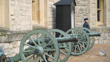 Müzenin girişinde eski toplar var. Başla. Tahta tekerlekleri olan eski topçu topları tarihi müzenin girişinde duruyor.