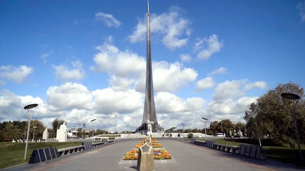 Prachtig uitzicht op monument met raket op achtergrond van blauwe lucht. Actie. Vooraanzicht van raket monument in park bij mooi weer — Stockfoto