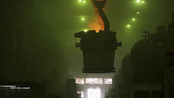 Vista interior de la tienda metalúrgica con brillo grean y gran cuba con acero fundido en el interior, concepto de la industria pesada. Escena. Depósito de acero caliente en la planta metalúrgica que se está transportando . — Vídeos de Stock