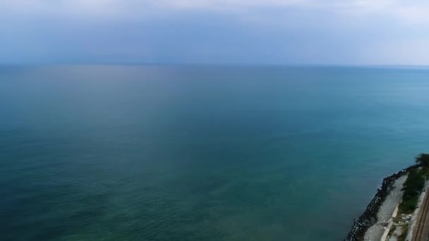 Impresionante vista aérea del océano turquesa sin fin con la línea de horizonte que separa la superficie del agua y el cielo azul nublado. Escena. Belleza de la naturaleza, concepto de viaje de verano . — Vídeos de Stock