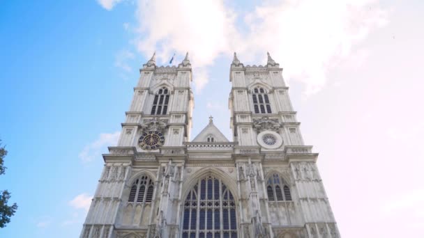 Facciata di edificio bianco gotico con torri sullo sfondo del cielo. Azione. Vista dal basso della bellissima architettura dell'antico edificio abbaziale con torri in stile gotico — Video Stock