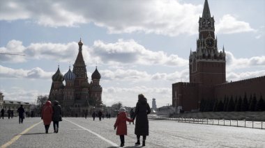 İnsanlar Moskova, Rusya 'daki Kızıl Meydan' ı ziyaret ediyor. Başla. Seyahat ve turizm konsepti, Kremlin yakınlarında yürüyen anne ve kızın dikiz aynasıdır..