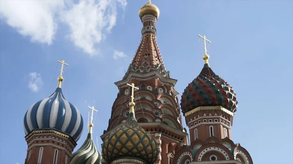Domes van de beroemde St. Basilius kathedraal op het Rode Plein, Moskou, Rusland. Actie. Onderaanzicht van prachtig monument op blauwe bewolkte lucht achtergrond, architectuur en religie concept. — Stockfoto