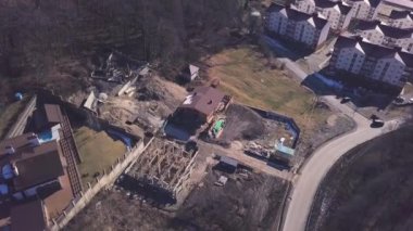 Banliyödeki yazlığın en iyi manzarası. Şarjör. Ormanın yakınlarındaki banliyölerde özel bir kulübe inşa ediliyor. Banliyö kulübesi inşaatına kişisel yatırım