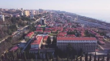 Güney turizm şehrinin deniz kıyısındaki panoraması. Şarjör. Güney deniz kenti turizmi tüm aile ile yaz tatili için harika bir yerdir.