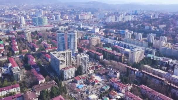 Panorama de cidade grande no fundo de paisagem montesa. Clipe. Cidade desenvolvida com muitas colinas no fundo do horizonte de montanha — Vídeo de Stock