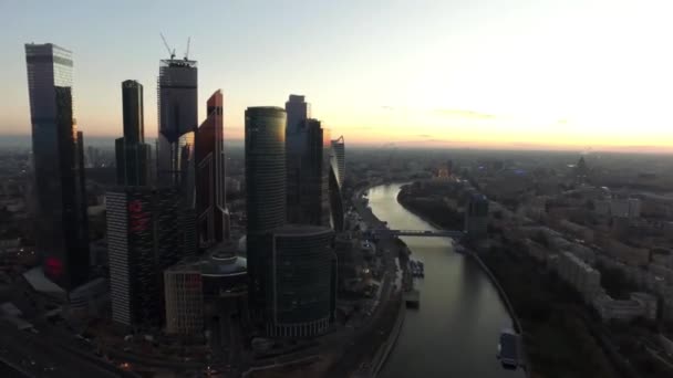Aerial híres Moszkva város, modern városrész nemzetközi üzleti és pénzügyi központ naplementekor, Oroszország. Jelenet. Repülő körül a modern épületek üveg homlokzatok, építészet — Stock videók