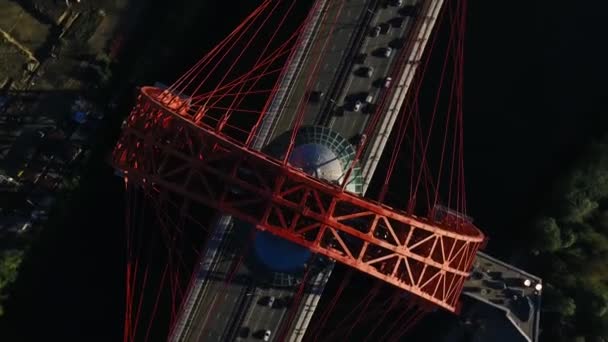 Vue de dessus du pont moderne rouge de Jivopisny en été à Moscou, en Russie. Scène. Survoler l'arc rouge du pont moderne dans la capitale russe . — Video