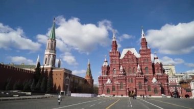 Rusya, Moskova - Ekim 2019: Kulelerin arkasında yürüyen turistlerle birlikte Kızıl Meydan 'ın yakınındaki meydan manzarası. Başla. Rusya 'nın tarihi mirası ve ünlü simgesi Kızıl Kare' dir.