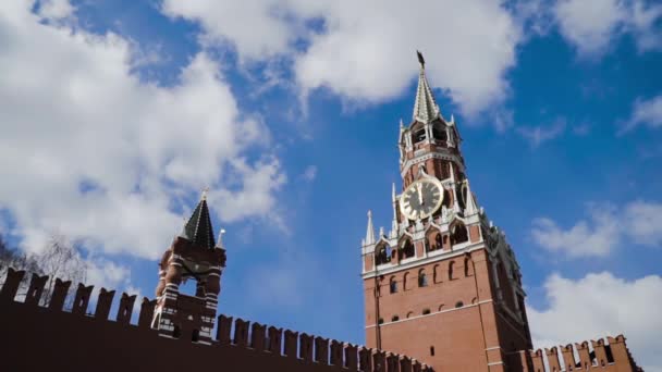 Röda Kreml fästning och Spasskaja torn på bakgrunden av blå himmel. Börja. Överst på röd fästning vägg och Kreml klocktorn — Stockvideo