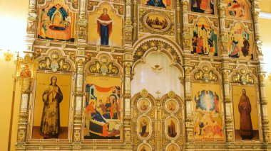 Rusya - Moskova 20.04.20: İncil, din, mimari ve inanç kavramlarını gösteren altın simgelerle Ortodoks kilisesinin içine bakın. Stok görüntüleri. İçerideki simgeleri kapat