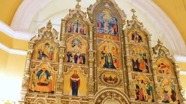 Rusya - Moskova 20.04.20: İncil, din, mimari ve inanç kavramlarını gösteren altın simgelerle Ortodoks kilisesinin içine bakın. Stok görüntüleri. İçerideki simgeleri kapat