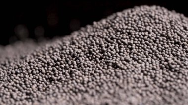 Estetik olarak güzel olan karabiber tohumlarını ya da siyah arka planda izole edilmiş karabiber tanelerini kapatın. Stok görüntüleri. Biber baharatının kurutulmuş tohumları..