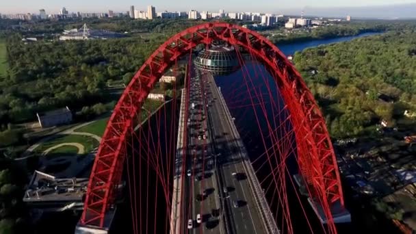 現代のケーブルでモスクワの空中パノラマビューは、ブリッジ、ロシア、建築やランドマークの概念に宿泊されました。現場だ。赤い巨大なアーチで川と吊り橋を飛び越える. — ストック動画