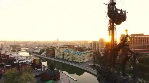 Aereo della prima linea del monumento a Pietro il Grande, Mosca, Russia. Scena. Frammento del monumento all'imperatore Pietro il Grande sulla grande città e sullo sfondo luminoso del tramonto . — Video Stock