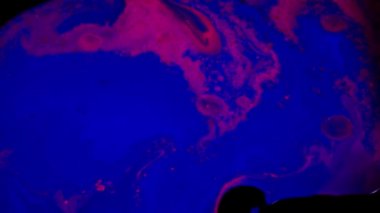 Soyut renkli boya reaksiyonları, psikedelik sıvı ışık gösterisi, suda boya desenleri, yağ, boya. Stok görüntüleri. Mermer arkaplan mürekkebi patlaması, kaleydoskop veya LSD etkisi.