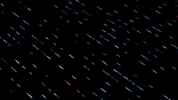 Lignes courtes colorées abstraites se déplaçant le long de la trajectoire en diagonale sur fond noir, boucle transparente. Animation. Des tirets coulant dans la même direction . — Video