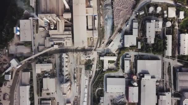 Vista aérea de los edificios y almacén de materiales en la zona industrial de la ciudad desde arriba. Imágenes de archivo. Muchos techos de edificios, plantas y almacenes en la zona industrial urbana . — Vídeo de stock