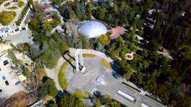 Yaz aylarında turizm şehrinin en iyi anıt manzarası. Şarjör. Turizm kenti Park 'ın merkezinde yüksek kemer biçimindeki anıt yer almaktadır.