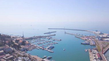 Şehrin yakınlarında yatları olan Bay 'in üst manzarası. Şarjör. Deniz kenti ve körfezi, deniz ufkunun arka planında büyük turistik şehrin kıyılarına yakın yatları var.