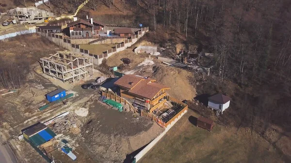 Ülkede yapım aşamasında olan kır evi manzarası. Şarjör. Özel evlerin banliyölerindeki binalar. Orman yakınlarındaki kentin varoşlarında özel bir kulübe inşa ediliyor.