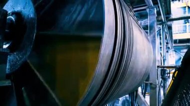 Fabrikada dönen tanklar. Stok görüntüleri. Fabrikada hammadde işlemek için dönen türbinler ve tanklar. Büyük çelik tank hammaddeyi karıştırıyor.