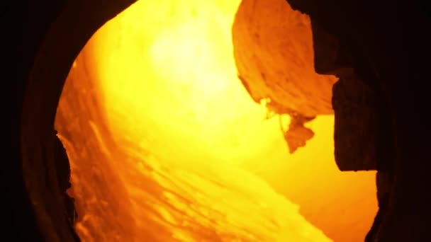 Roterende oven in de fabriek. Voorraadbeelden. Close-up van de verspreiding van gloeiend materiaal in de roterende oven in de fabriek. Smelterij in de fabriek — Stockvideo