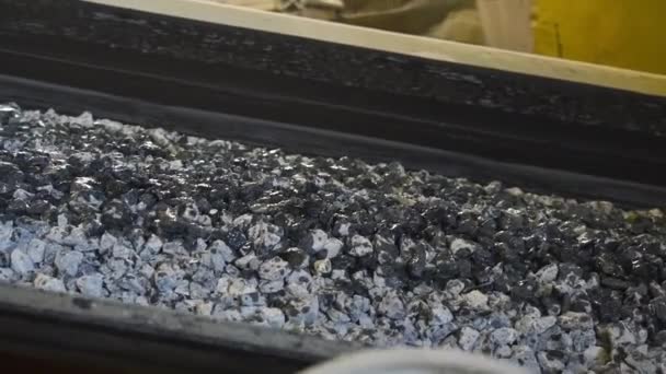 Egy rakat szén mozog az öv szállítószalagon a gyárban. Készletfelvétel. Nyersanyagok vagy szén feldolgozása az üzemben. Feldolgozás közben a nyersanyagok szállítására szolgáló szállítószalag — Stock videók