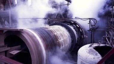 Ağır metalurji endüstrisinin eski ekipmanları. Stok görüntüleri. Metalurji şirketinde su altında dönen tankla soğutma ünitesi.