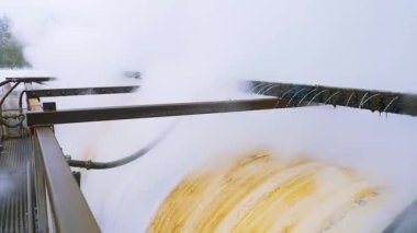 Dönen tanklardan buhar çıkıyor. Stok görüntüleri. Soğuk türbinler için su püskürten bir birim. Soğutma suyu kurulumuna sahip metalik tanklar