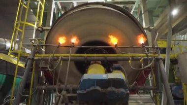 Fabrikada ısıtma için gaz ocağı. Stok görüntüleri. Gaz ocağı ve fabrikada dönen metalürjik varili olan güçlü bir ısıtma tesisi.