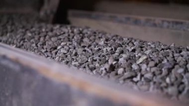 Fabrikada mineraller taşıyıcı bant üzerinde hareket ediyor. Stok görüntüleri. Mineral ezme ve işleme tesisi. Taşıyıcı fabrikasında taş cevheri