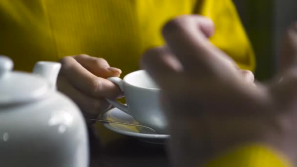 Primer plano del hombre y la mujer hablando sobre el té. Imágenes de archivo. Hombre gestos con las manos mientras habla con la mujer sobre el té o el café — Vídeo de stock