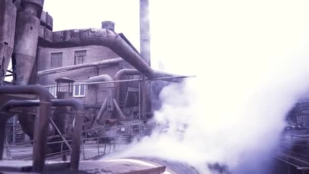 Alte Ausrüstung der Schwermetallurgischen Industrie. Archivmaterial. Kühlaggregat mit rotierendem Tank unter Wasserstrahl im metallurgischen Betrieb — Stockvideo