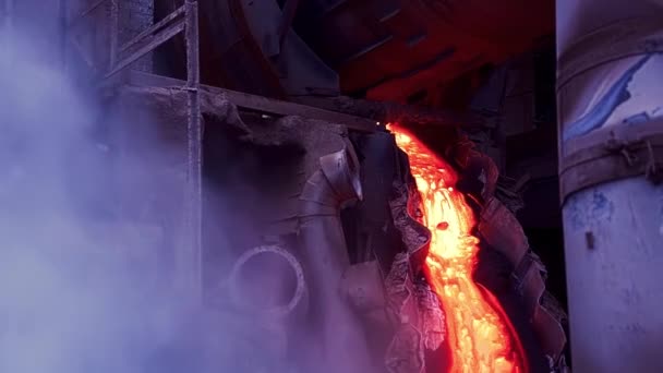 Stelning av smält metall i fabrik. Lagerbilder. Närbild av smält metall som flödar till roterande cylinder med vatteninstallation. Smältverk vid metallverk — Stockvideo