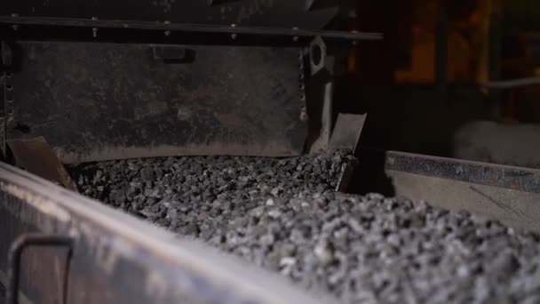 工場内のコンベアベルト上を鉱物が移動します。ストック映像だ。鉱物の粉砕および処理工場。コンベア工場の石鉱石 — ストック動画