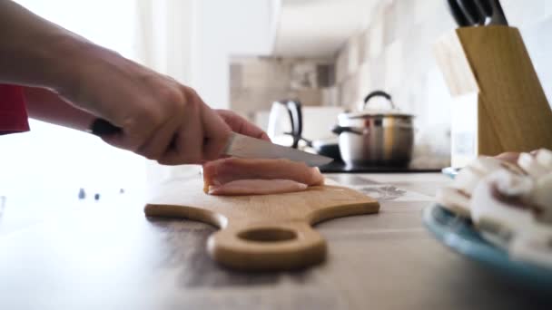 Närbild av skivning kycklingbröst ombord. Börja. Skivning rå kyckling bröst med vass kniv för matlagning hemma. Skål för kycklingbröst — Stockvideo