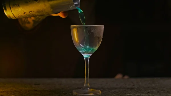 Barmen berrak bardağa köpüklü içecek doldurur. Stok görüntüleri. Şeffaf camlara yakın çekim kalın renkli içecek incileri dök. Kokteyl barı — Stok fotoğraf